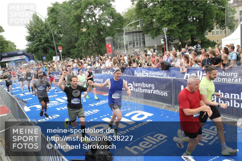 29.06.2025 - hella hamburg halbmarathon Michael Strokosch http://msf.ph/oto/8538227 29.06.2025 10:52:55 Ziel  meine-sportfotos.de