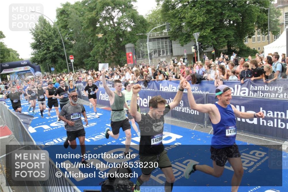 29.06.2025 - hella hamburg halbmarathon Michael Strokosch http://msf.ph/oto/8538230 29.06.2025 10:52:56 Ziel  meine-sportfotos.de