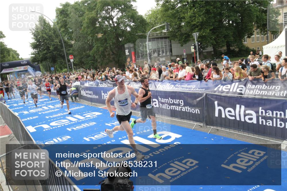 29.06.2025 - hella hamburg halbmarathon Michael Strokosch http://msf.ph/oto/8538231 29.06.2025 10:35:31 Ziel  meine-sportfotos.de