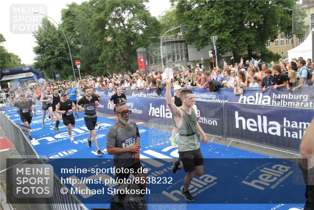 29.06.2025 - hella hamburg halbmarathon Michael Strokosch http://msf.ph/oto/8538232 29.06.2025 10:52:57 Ziel  meine-sportfotos.de