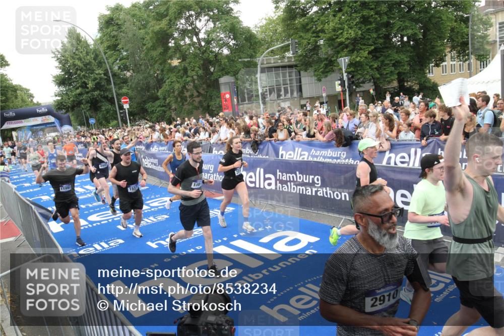 29.06.2025 - hella hamburg halbmarathon Michael Strokosch http://msf.ph/oto/8538234 29.06.2025 10:52:57 Ziel  meine-sportfotos.de