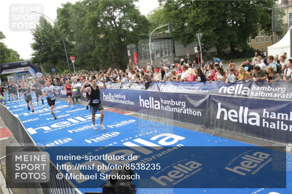 29.06.2025 - hella hamburg halbmarathon Michael Strokosch http://msf.ph/oto/8538235 29.06.2025 10:35:32 Ziel  meine-sportfotos.de