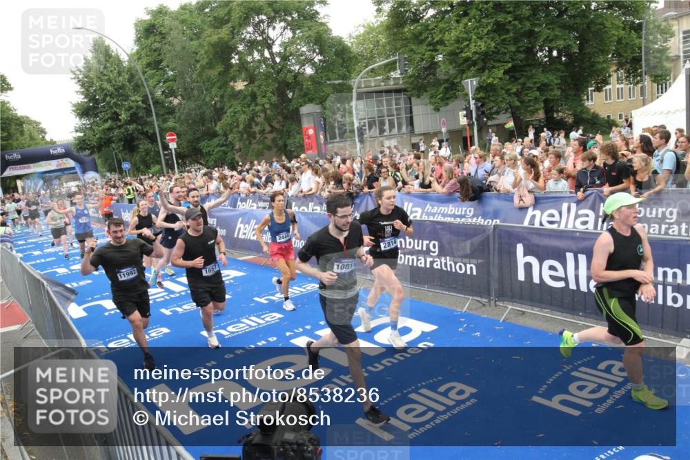 29.06.2025 - hella hamburg halbmarathon Michael Strokosch http://msf.ph/oto/8538236 29.06.2025 10:52:57 Ziel  meine-sportfotos.de
