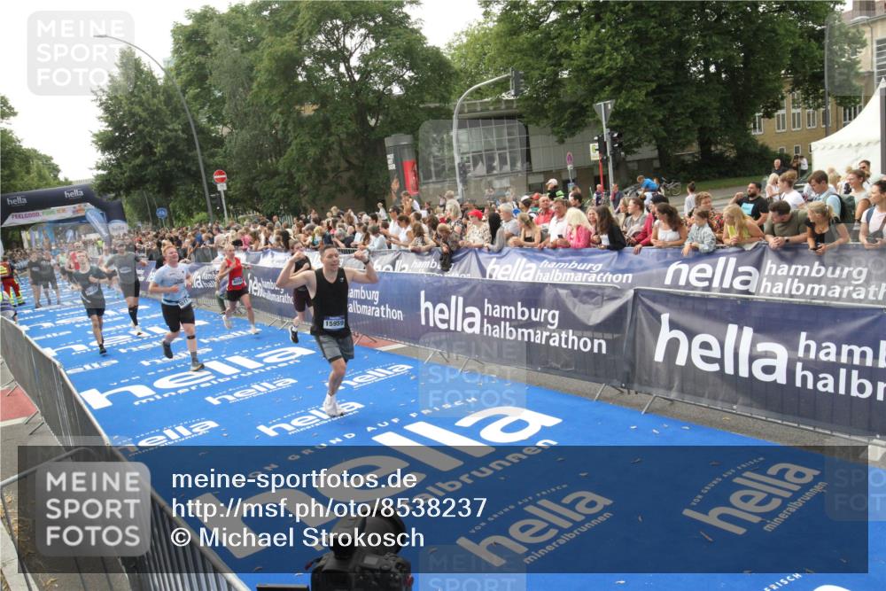 29.06.2025 - hella hamburg halbmarathon Michael Strokosch http://msf.ph/oto/8538237 29.06.2025 10:35:33 Ziel  meine-sportfotos.de