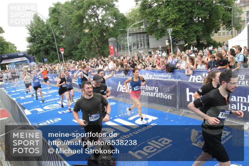 29.06.2025 - hella hamburg halbmarathon Michael Strokosch http://msf.ph/oto/8538238 29.06.2025 10:52:58 Ziel  meine-sportfotos.de