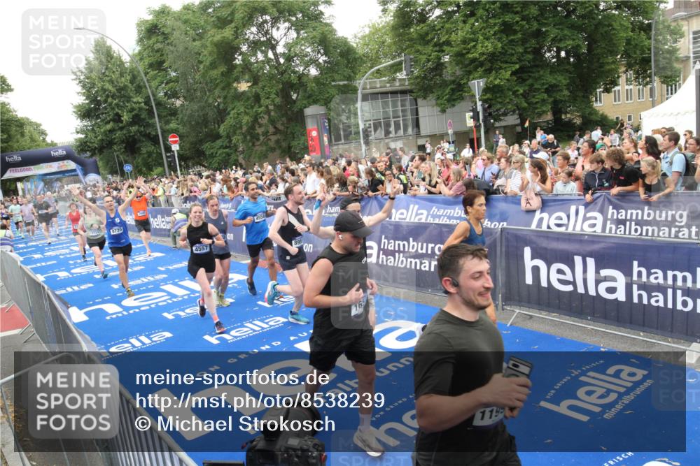 29.06.2025 - hella hamburg halbmarathon Michael Strokosch http://msf.ph/oto/8538239 29.06.2025 10:52:58 Ziel  meine-sportfotos.de