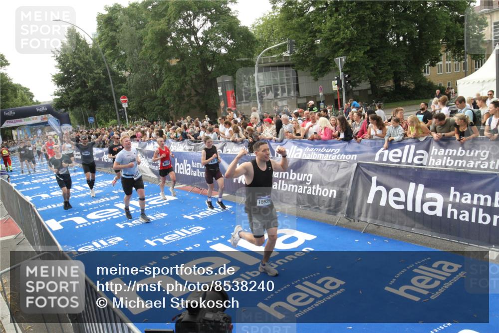29.06.2025 - hella hamburg halbmarathon Michael Strokosch http://msf.ph/oto/8538240 29.06.2025 10:35:33 Ziel  meine-sportfotos.de