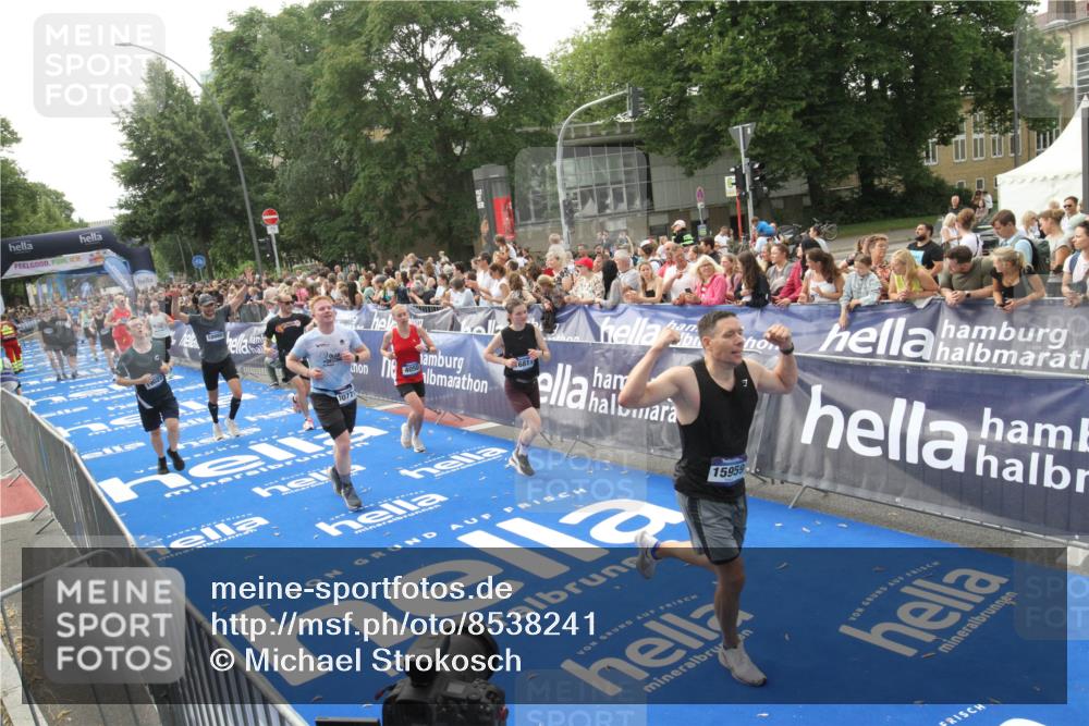 29.06.2025 - hella hamburg halbmarathon Michael Strokosch http://msf.ph/oto/8538241 29.06.2025 10:35:34 Ziel  meine-sportfotos.de