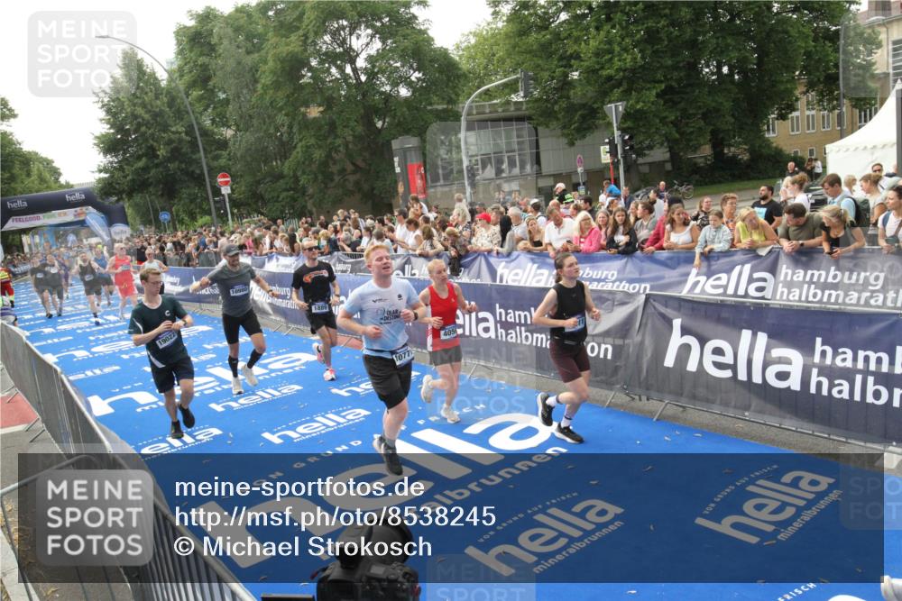 29.06.2025 - hella hamburg halbmarathon Michael Strokosch http://msf.ph/oto/8538245 29.06.2025 10:35:34 Ziel  meine-sportfotos.de