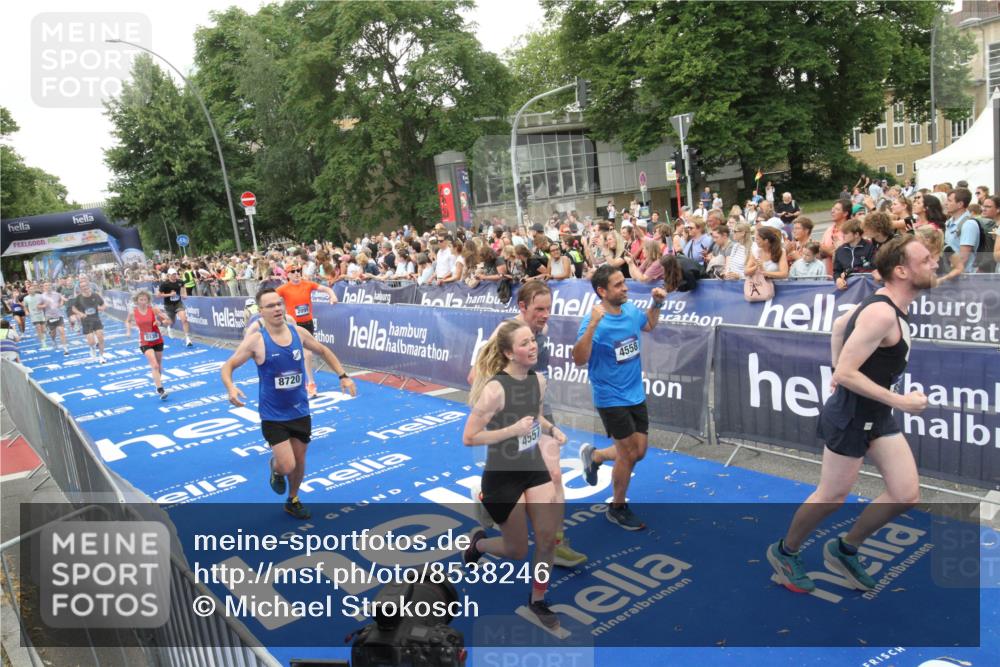 29.06.2025 - hella hamburg halbmarathon Michael Strokosch http://msf.ph/oto/8538246 29.06.2025 10:52:59 Ziel  meine-sportfotos.de