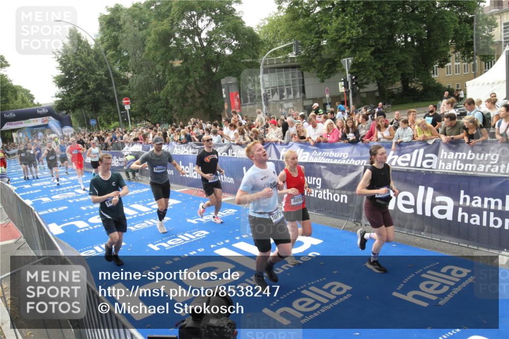 29.06.2025 - hella hamburg halbmarathon Michael Strokosch http://msf.ph/oto/8538247 29.06.2025 10:35:35 Ziel  meine-sportfotos.de