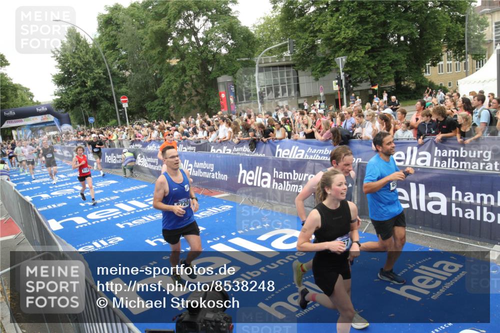 29.06.2025 - hella hamburg halbmarathon Michael Strokosch http://msf.ph/oto/8538248 29.06.2025 10:53:00 Ziel  meine-sportfotos.de