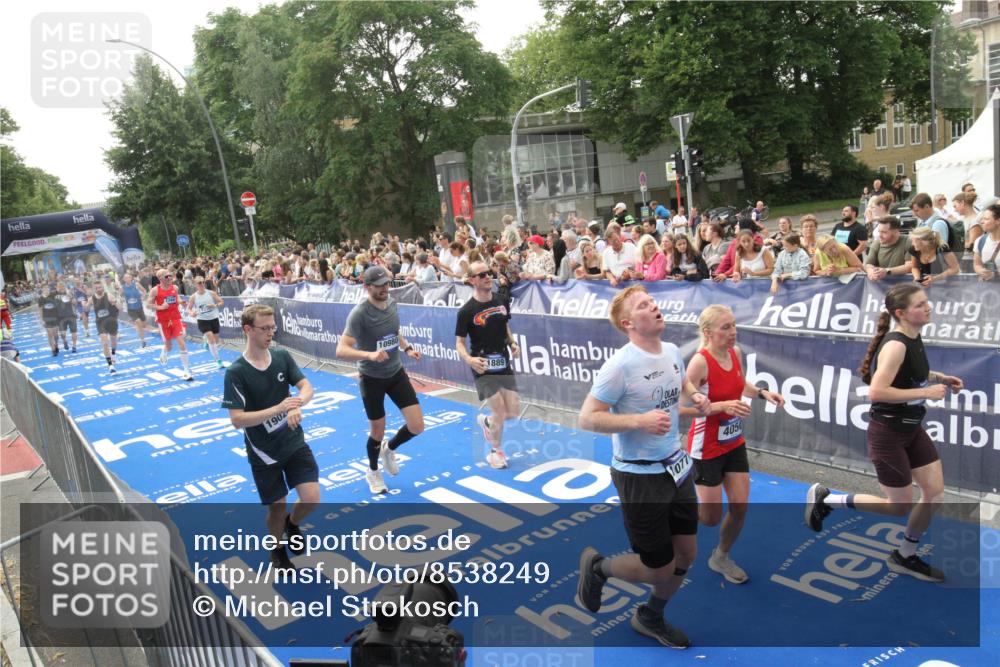 29.06.2025 - hella hamburg halbmarathon Michael Strokosch http://msf.ph/oto/8538249 29.06.2025 10:35:35 Ziel  meine-sportfotos.de