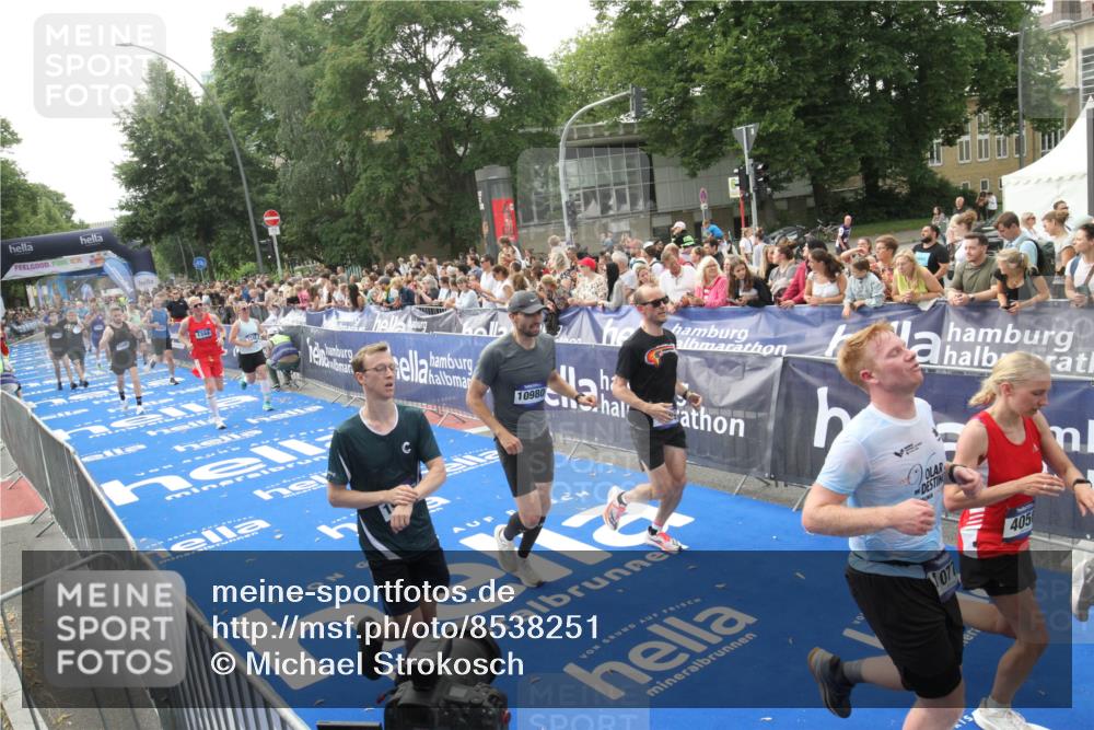 29.06.2025 - hella hamburg halbmarathon Michael Strokosch http://msf.ph/oto/8538251 29.06.2025 10:35:35 Ziel  meine-sportfotos.de