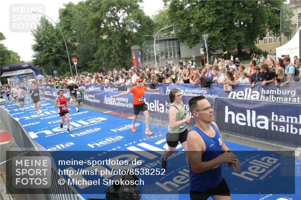 29.06.2025 - hella hamburg halbmarathon Michael Strokosch http://msf.ph/oto/8538252 29.06.2025 10:53:00 Ziel  meine-sportfotos.de