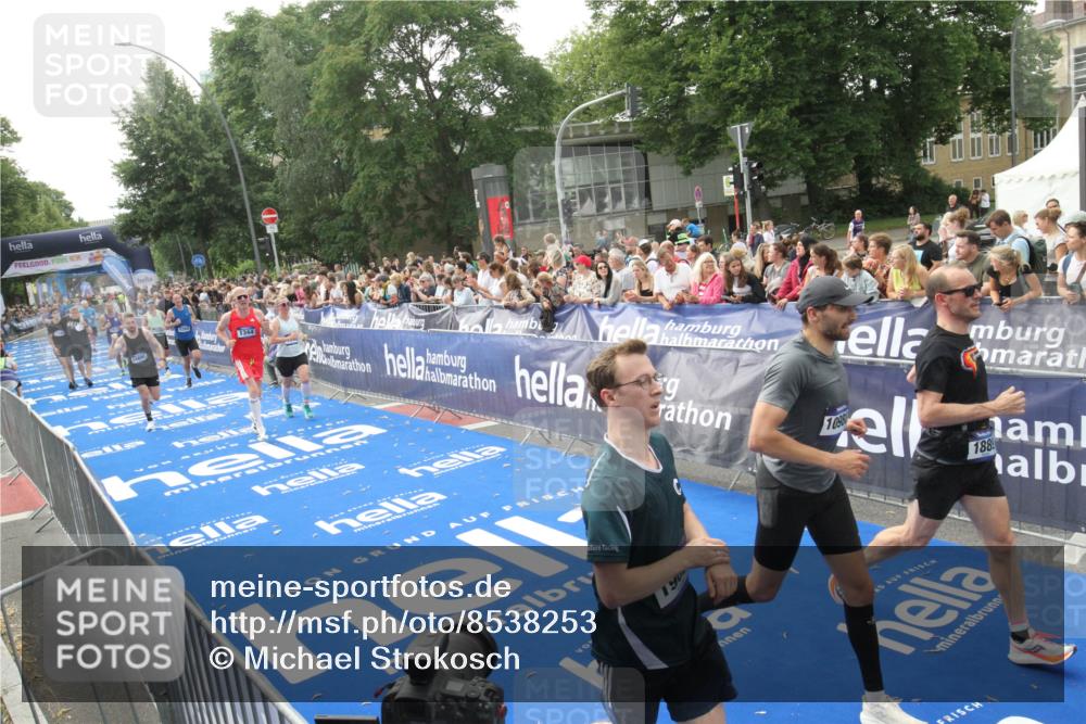 29.06.2025 - hella hamburg halbmarathon Michael Strokosch http://msf.ph/oto/8538253 29.06.2025 10:35:36 Ziel  meine-sportfotos.de