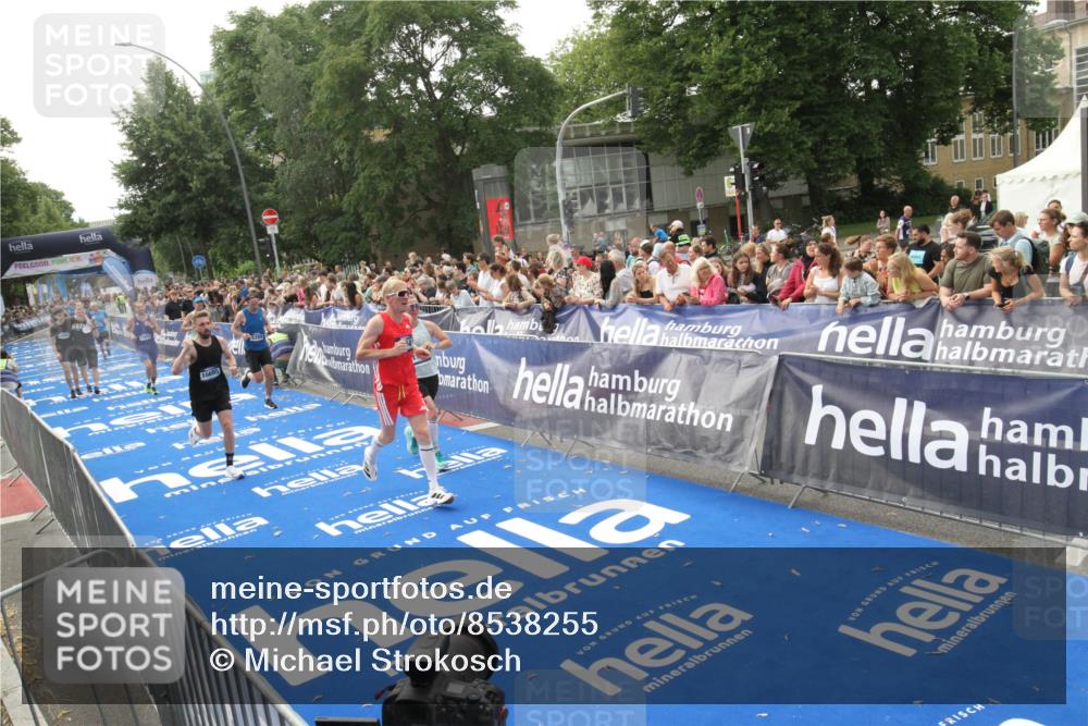 29.06.2025 - hella hamburg halbmarathon Michael Strokosch http://msf.ph/oto/8538255 29.06.2025 10:35:37 Ziel  meine-sportfotos.de