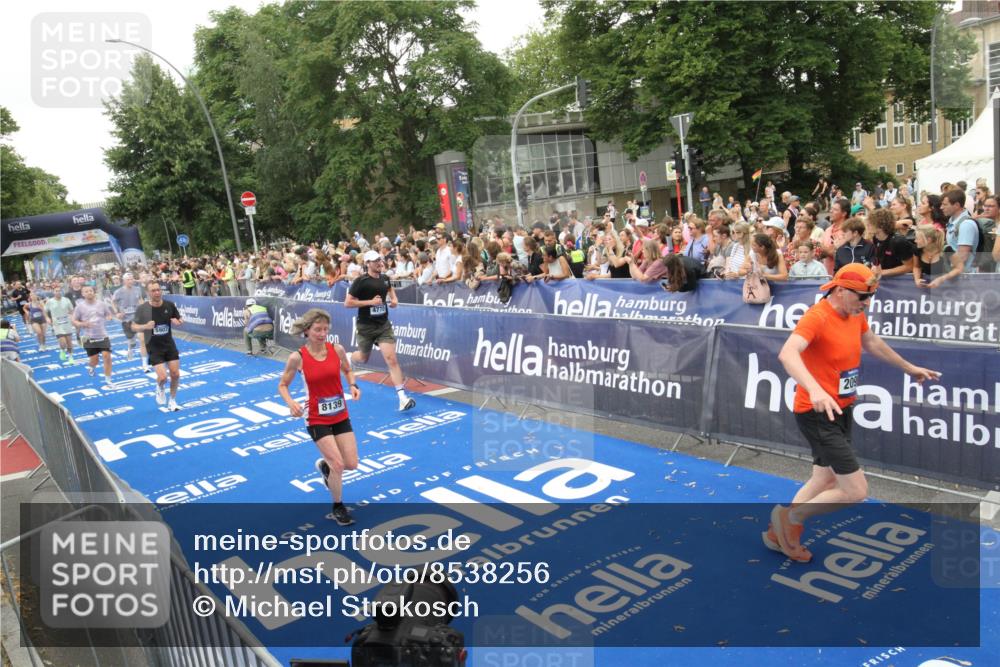 29.06.2025 - hella hamburg halbmarathon Michael Strokosch http://msf.ph/oto/8538256 29.06.2025 10:53:01 Ziel  meine-sportfotos.de