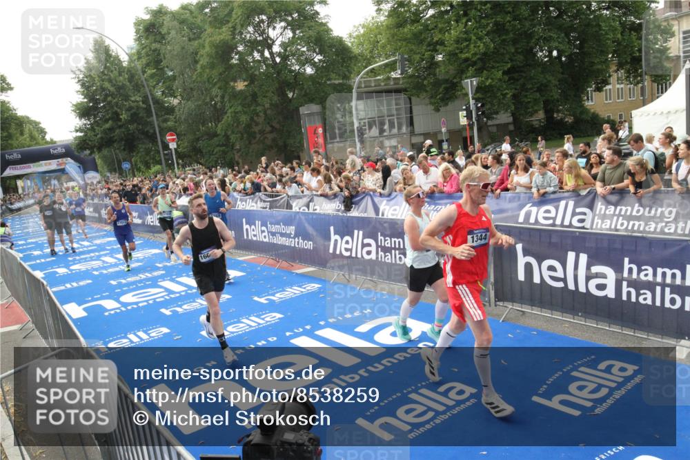 29.06.2025 - hella hamburg halbmarathon Michael Strokosch http://msf.ph/oto/8538259 29.06.2025 10:35:38 Ziel  meine-sportfotos.de