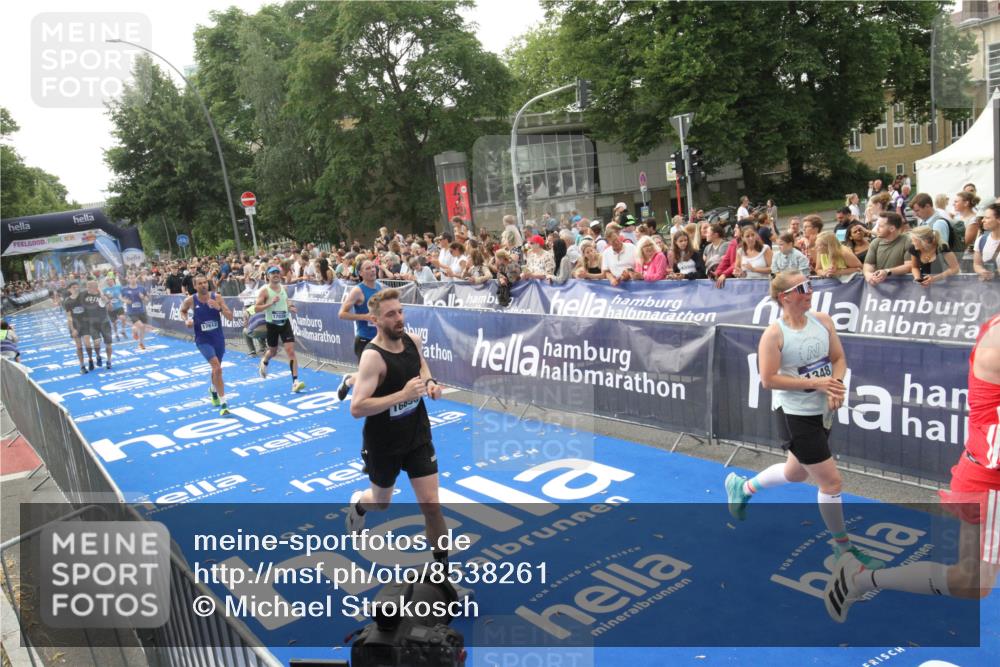 29.06.2025 - hella hamburg halbmarathon Michael Strokosch http://msf.ph/oto/8538261 29.06.2025 10:35:38 Ziel  meine-sportfotos.de