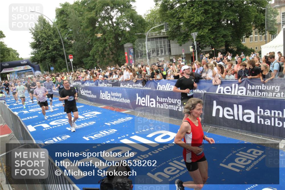 29.06.2025 - hella hamburg halbmarathon Michael Strokosch http://msf.ph/oto/8538262 29.06.2025 10:53:02 Ziel  meine-sportfotos.de