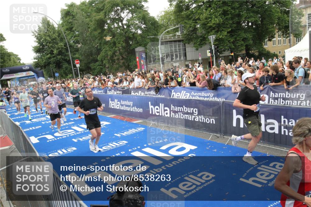 29.06.2025 - hella hamburg halbmarathon Michael Strokosch http://msf.ph/oto/8538263 29.06.2025 10:53:03 Ziel  meine-sportfotos.de