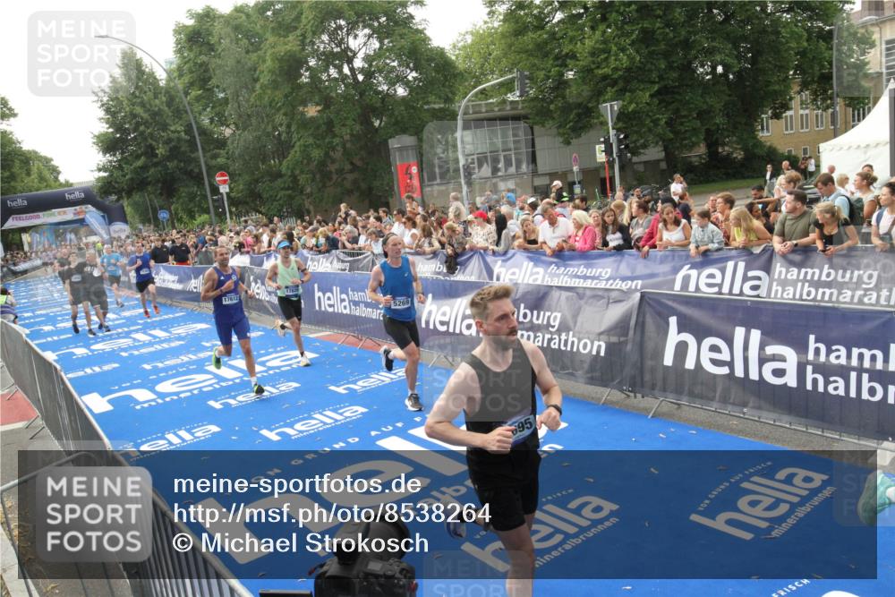 29.06.2025 - hella hamburg halbmarathon Michael Strokosch http://msf.ph/oto/8538264 29.06.2025 10:35:39 Ziel  meine-sportfotos.de