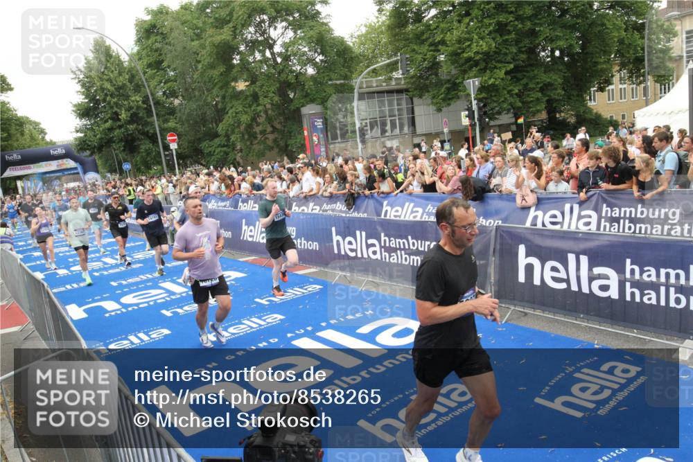 29.06.2025 - hella hamburg halbmarathon Michael Strokosch http://msf.ph/oto/8538265 29.06.2025 10:53:04 Ziel  meine-sportfotos.de