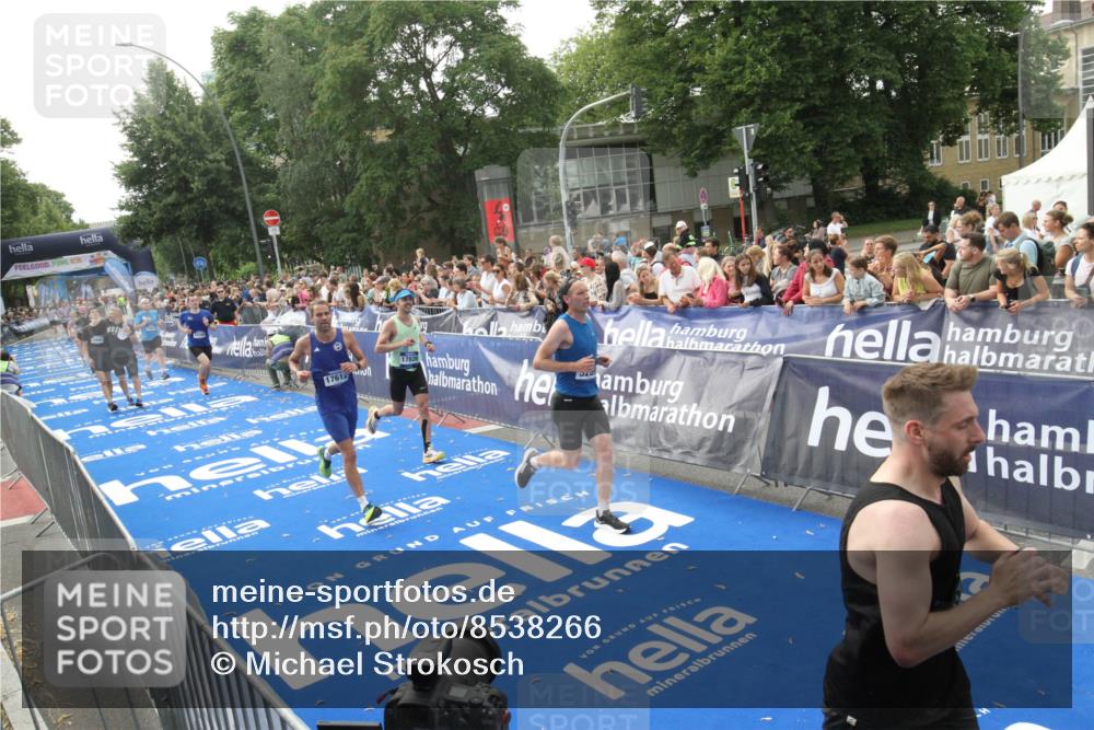 29.06.2025 - hella hamburg halbmarathon Michael Strokosch http://msf.ph/oto/8538266 29.06.2025 10:35:39 Ziel  meine-sportfotos.de