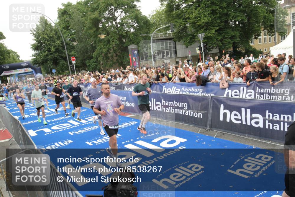 29.06.2025 - hella hamburg halbmarathon Michael Strokosch http://msf.ph/oto/8538267 29.06.2025 10:53:04 Ziel  meine-sportfotos.de