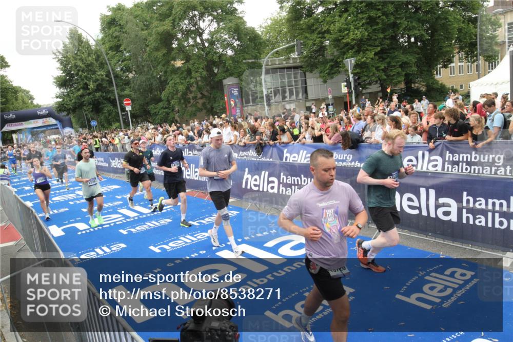 29.06.2025 - hella hamburg halbmarathon Michael Strokosch http://msf.ph/oto/8538271 29.06.2025 10:53:05 Ziel  meine-sportfotos.de