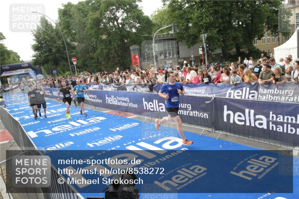 29.06.2025 - hella hamburg halbmarathon Michael Strokosch http://msf.ph/oto/8538272 29.06.2025 10:35:41 Ziel  meine-sportfotos.de
