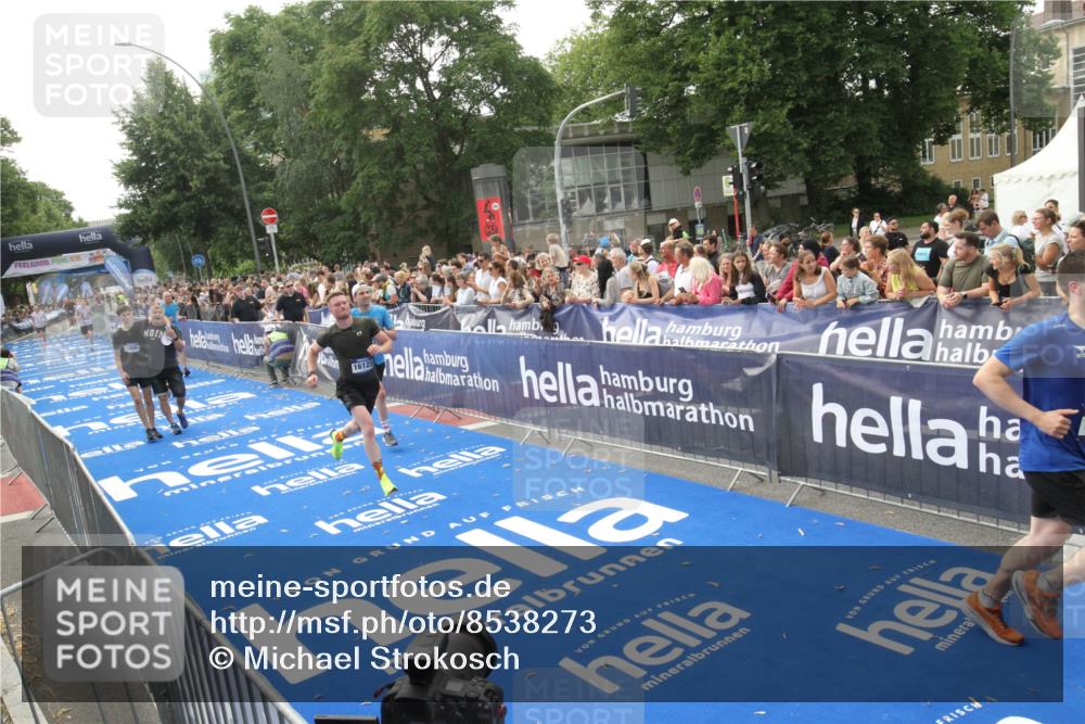 29.06.2025 - hella hamburg halbmarathon Michael Strokosch http://msf.ph/oto/8538273 29.06.2025 10:35:42 Ziel  meine-sportfotos.de