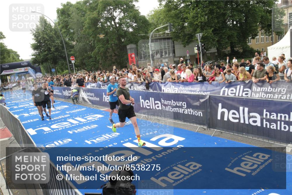 29.06.2025 - hella hamburg halbmarathon Michael Strokosch http://msf.ph/oto/8538275 29.06.2025 10:35:42 Ziel  meine-sportfotos.de