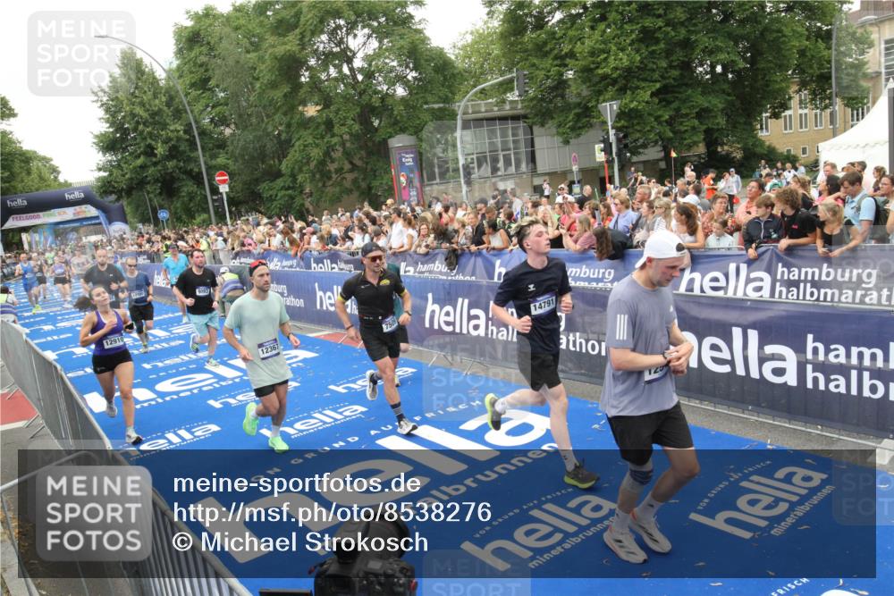 29.06.2025 - hella hamburg halbmarathon Michael Strokosch http://msf.ph/oto/8538276 29.06.2025 10:53:06 Ziel  meine-sportfotos.de