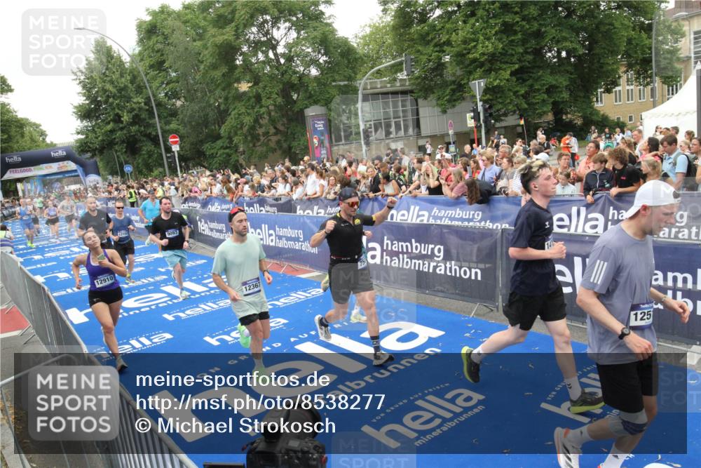 29.06.2025 - hella hamburg halbmarathon Michael Strokosch http://msf.ph/oto/8538277 29.06.2025 10:53:06 Ziel  meine-sportfotos.de