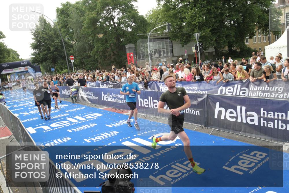 29.06.2025 - hella hamburg halbmarathon Michael Strokosch http://msf.ph/oto/8538278 29.06.2025 10:35:43 Ziel  meine-sportfotos.de