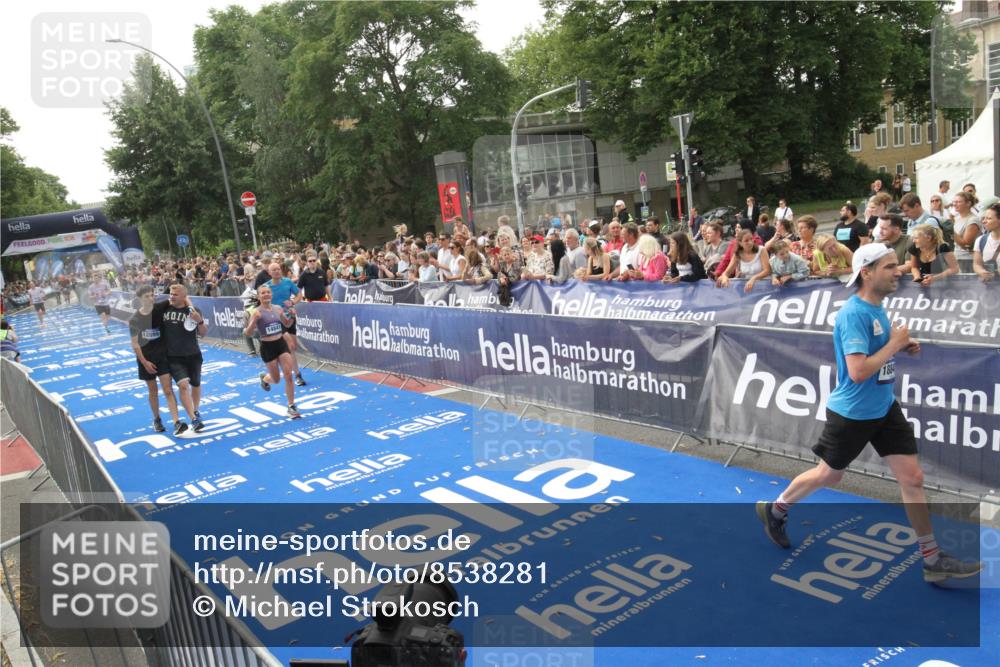 29.06.2025 - hella hamburg halbmarathon Michael Strokosch http://msf.ph/oto/8538281 29.06.2025 10:35:44 Ziel  meine-sportfotos.de