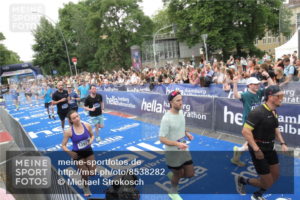 29.06.2025 - hella hamburg halbmarathon Michael Strokosch http://msf.ph/oto/8538282 29.06.2025 10:53:07 Ziel  meine-sportfotos.de