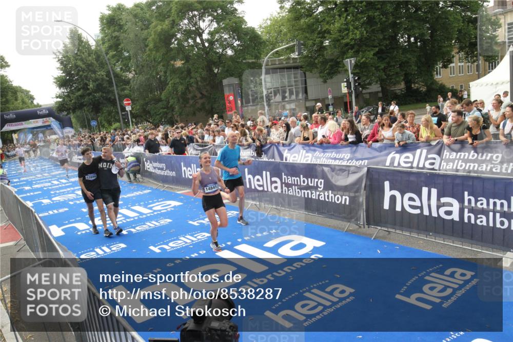 29.06.2025 - hella hamburg halbmarathon Michael Strokosch http://msf.ph/oto/8538287 29.06.2025 10:35:45 Ziel  meine-sportfotos.de