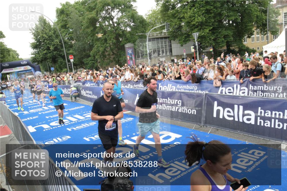 29.06.2025 - hella hamburg halbmarathon Michael Strokosch http://msf.ph/oto/8538288 29.06.2025 10:53:08 Ziel  meine-sportfotos.de