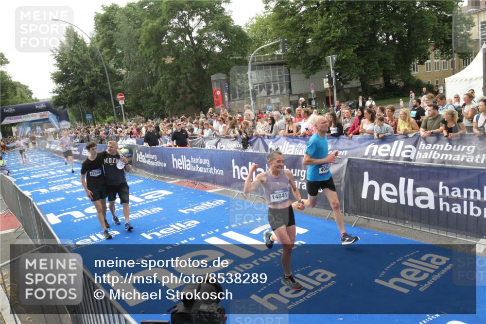 29.06.2025 - hella hamburg halbmarathon Michael Strokosch http://msf.ph/oto/8538289 29.06.2025 10:35:46 Ziel  meine-sportfotos.de