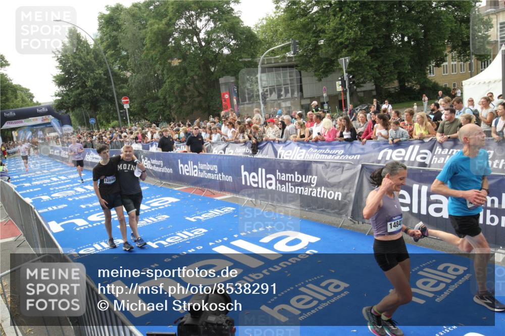 29.06.2025 - hella hamburg halbmarathon Michael Strokosch http://msf.ph/oto/8538291 29.06.2025 10:35:46 Ziel  meine-sportfotos.de