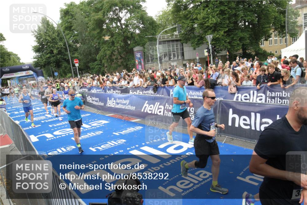 29.06.2025 - hella hamburg halbmarathon Michael Strokosch http://msf.ph/oto/8538292 29.06.2025 10:53:09 Ziel  meine-sportfotos.de