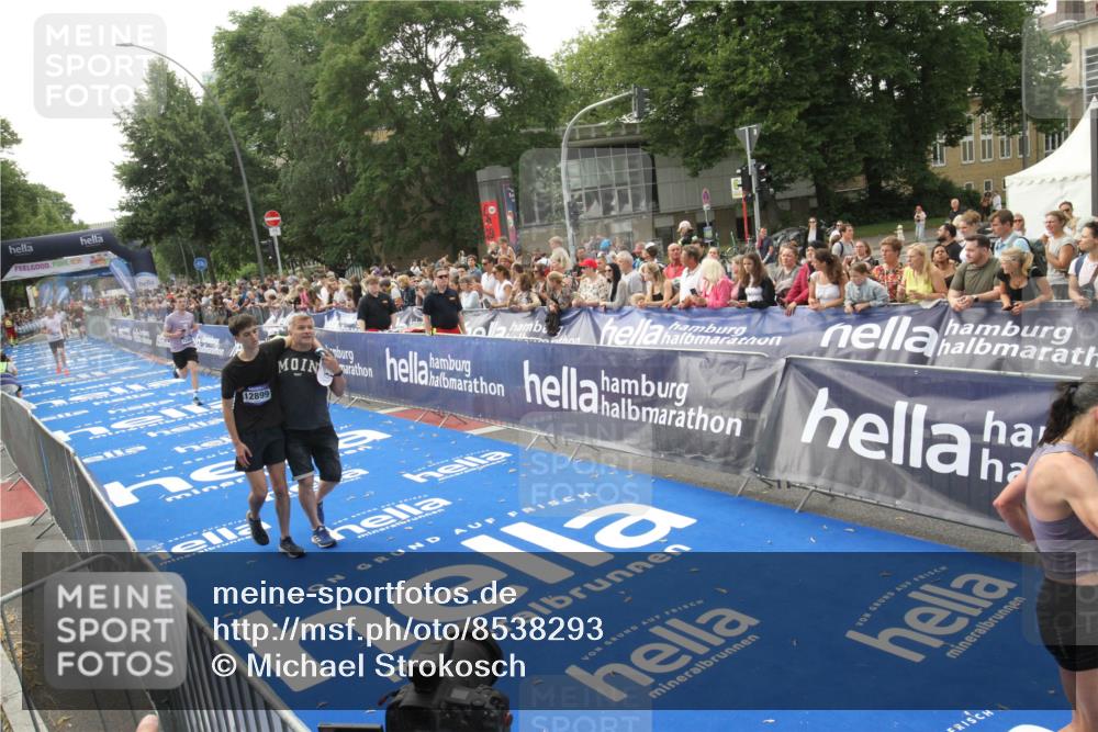 29.06.2025 - hella hamburg halbmarathon Michael Strokosch http://msf.ph/oto/8538293 29.06.2025 10:35:46 Ziel  meine-sportfotos.de