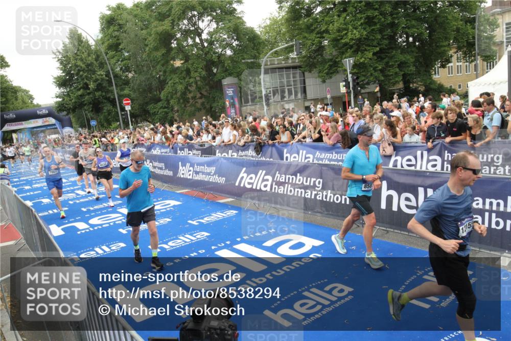 29.06.2025 - hella hamburg halbmarathon Michael Strokosch http://msf.ph/oto/8538294 29.06.2025 10:53:09 Ziel  meine-sportfotos.de