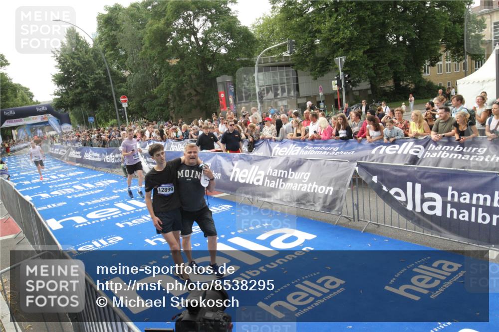 29.06.2025 - hella hamburg halbmarathon Michael Strokosch http://msf.ph/oto/8538295 29.06.2025 10:35:48 Ziel  meine-sportfotos.de