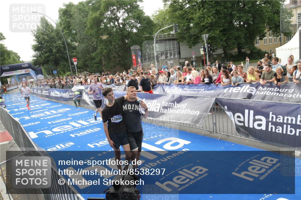 29.06.2025 - hella hamburg halbmarathon Michael Strokosch http://msf.ph/oto/8538297 29.06.2025 10:35:48 Ziel  meine-sportfotos.de