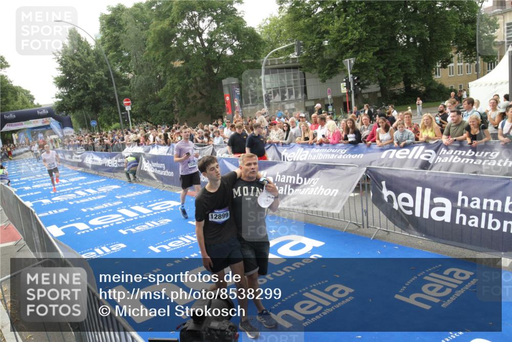 29.06.2025 - hella hamburg halbmarathon Michael Strokosch http://msf.ph/oto/8538299 29.06.2025 10:35:49 Ziel  meine-sportfotos.de