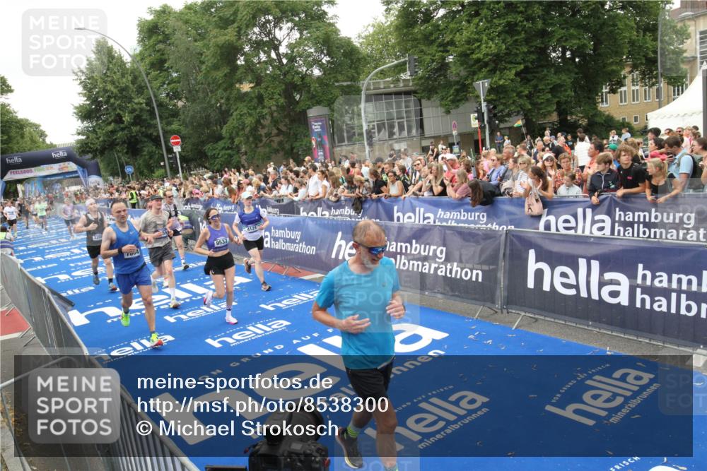 29.06.2025 - hella hamburg halbmarathon Michael Strokosch http://msf.ph/oto/8538300 29.06.2025 10:53:10 Ziel  meine-sportfotos.de